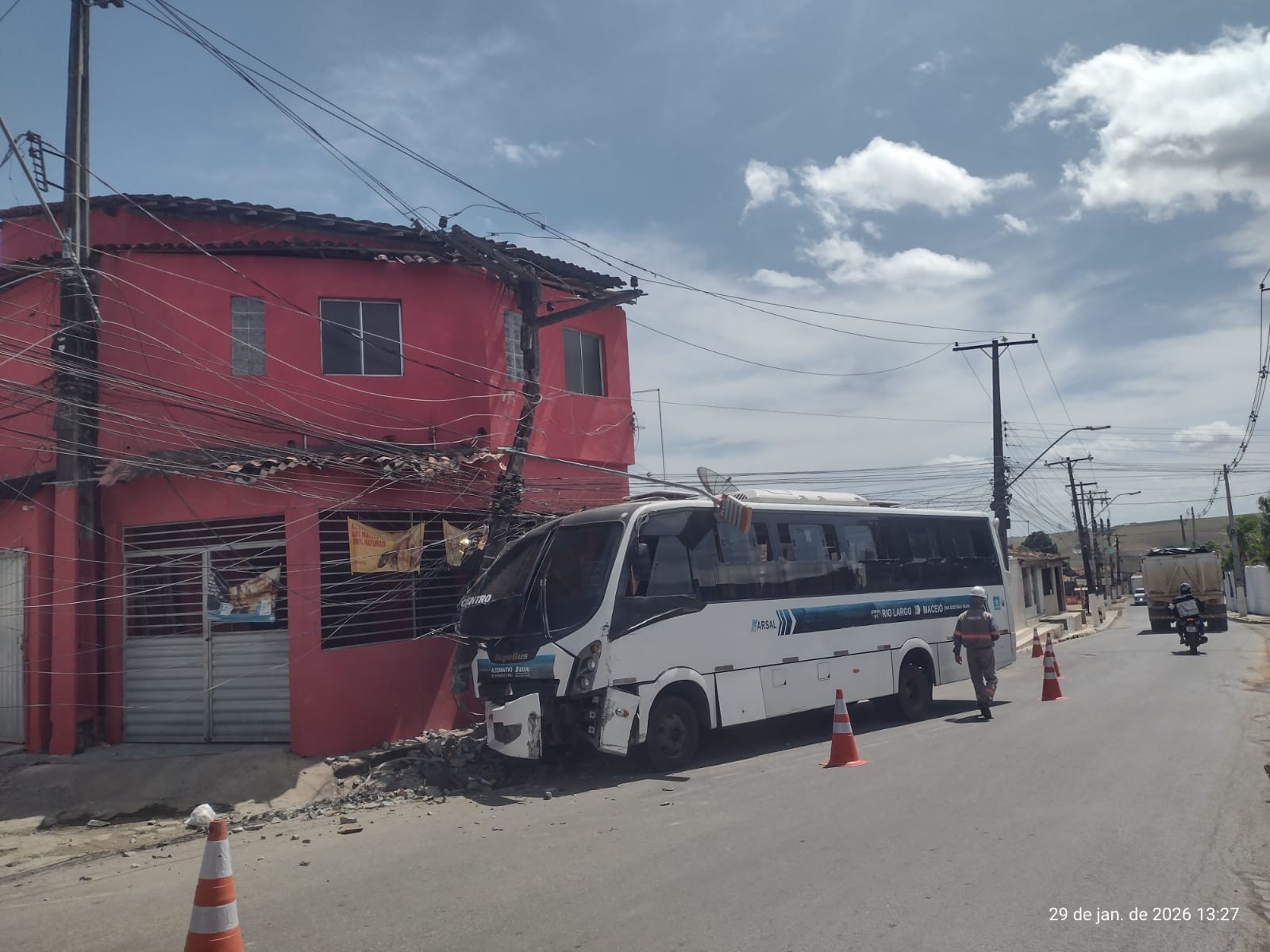 Micro-ônibus intermunicipal colide em poste e deixa feridos em Rio Largo