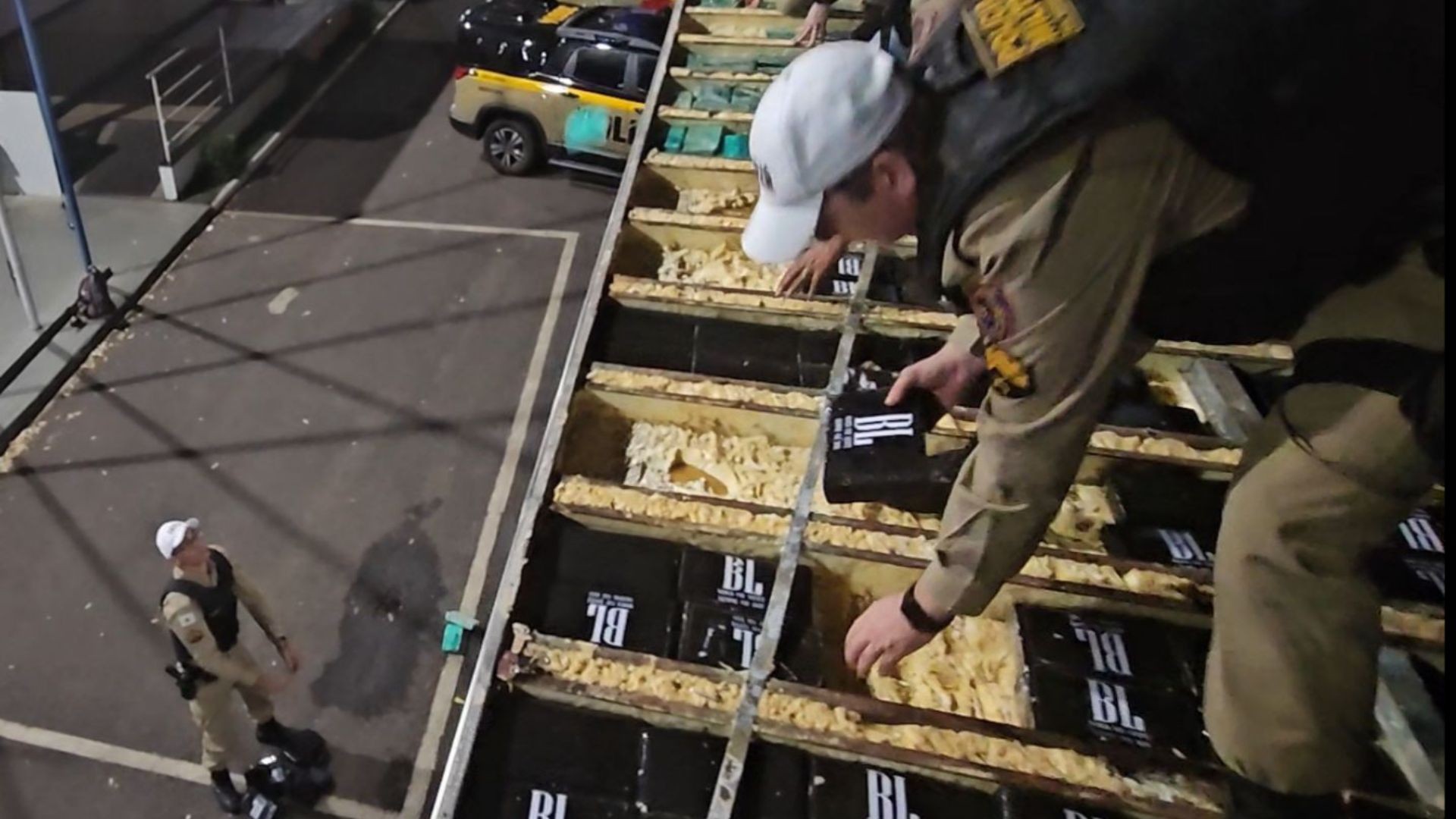 VÍDEO: Meia tonelada de cocaína é achada em espaço secreto de caminhão frigorífico na MGC-497