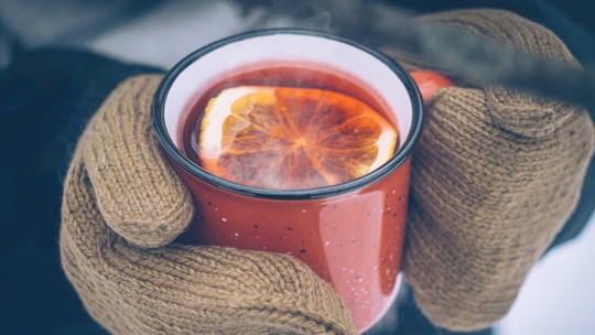Bebida alcoólica esquenta o corpo? - Substância pode ajudar a aquecer, mas, em excesso, prejudica a percepção do frio; entenda os riscos e o que o corpo faz para se proteger quando esfria. Médico alerta sobre resposta do organismo ao frio e risco de hipotermia.
