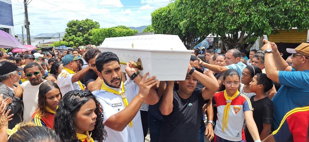 Enterro vítimas do acidente ônibus na Serra da Barriga — Foto: Rogério Costa/Gazeta News