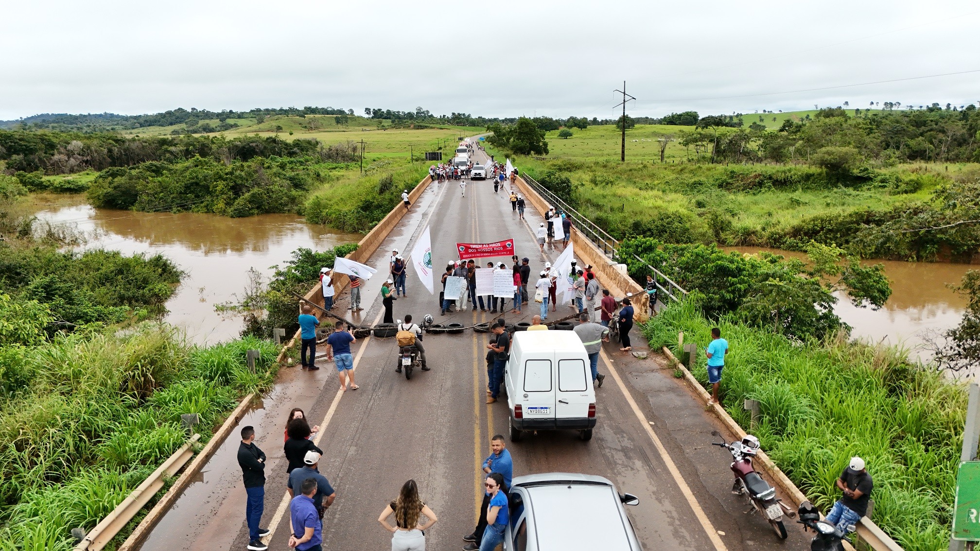 Pescadores bloqueiam rod. Transamazônica em protesto contra explosão do Pedral do Lourenço, no Pará