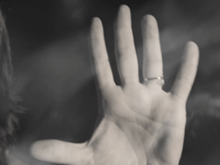 Mulher que fez sinal universal de socorro em MG tem cortes e marcas de objetos arremessados, diz delegada