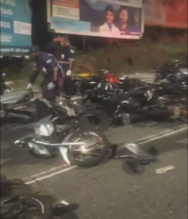 Motociclistas em ‘rolezinho’ se assustam com blitz, 30 motos batem e e 8 ficam feridos em Nova Iguaçu