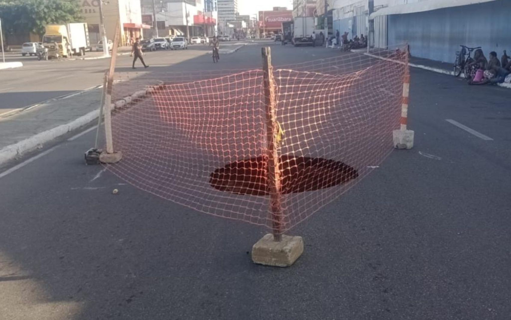 Cratera provoca interdição de avenida na Zona Norte de Aracaju