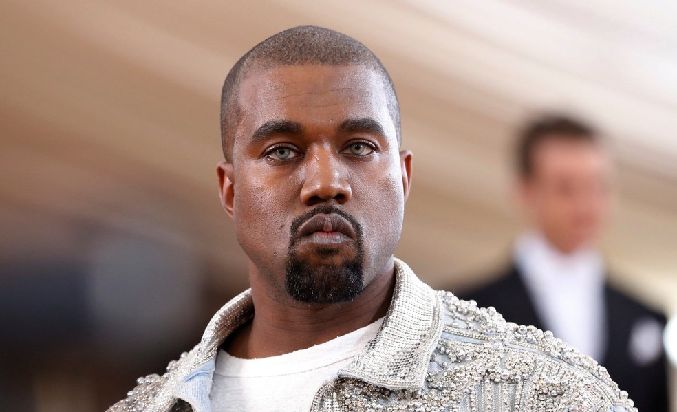 Kanye West rouba a cena na estreia de musical sobre Cher e toma bronca de ator por usar celular na plateia | Pop & Arte | G1