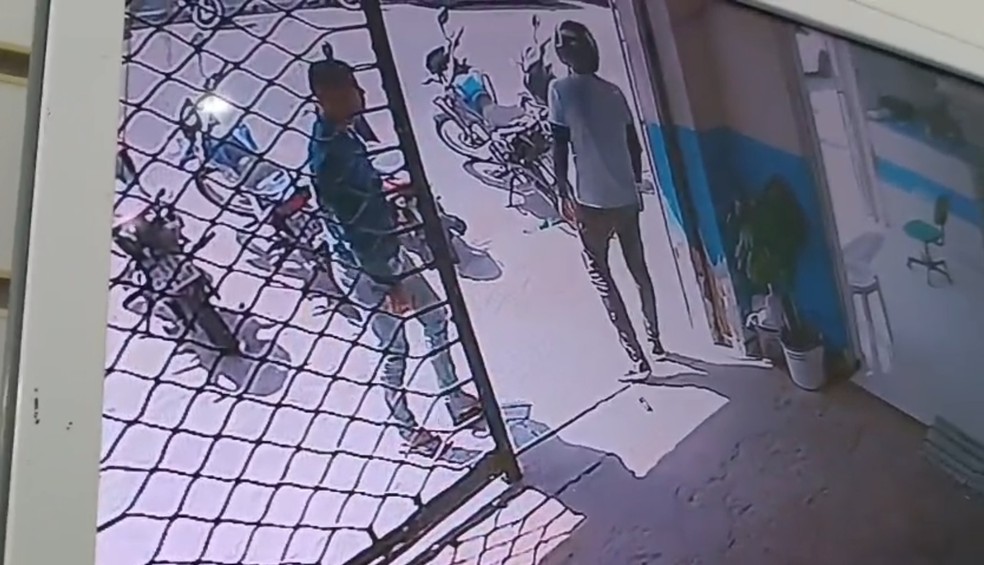 Criminosos abordaram dono da lotérica antes de vítima chegar em agência bancária de Quixadá, no Ceará. — Foto: Reprodução