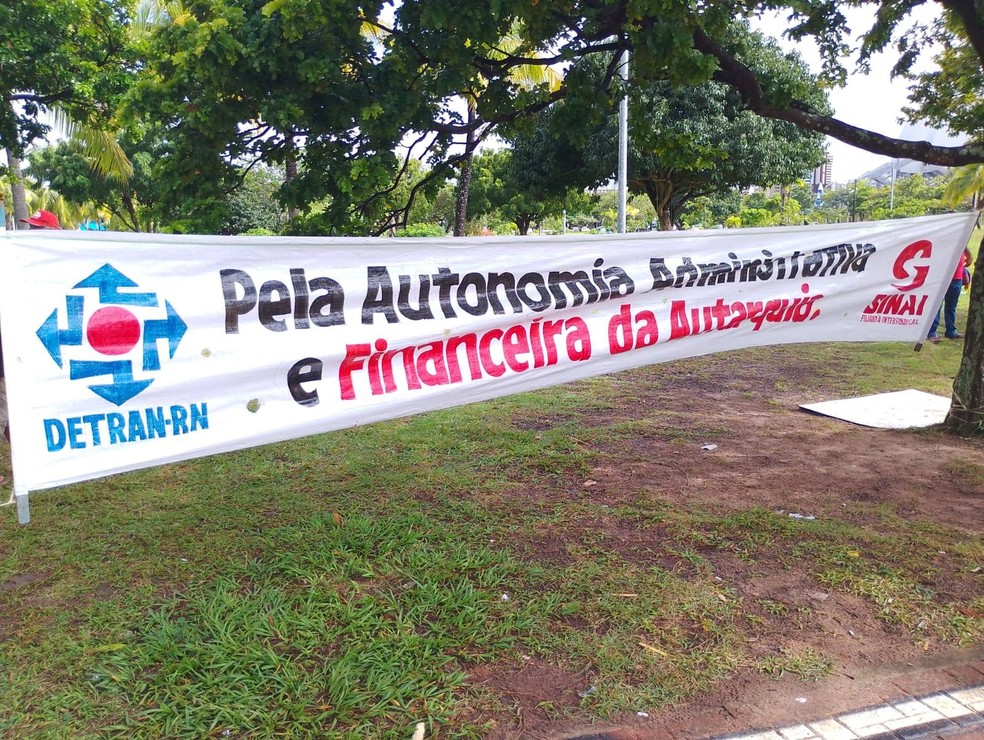 Servidores em greve instalam faixas em frente à Governadoria do Rio Grande do Norte — Foto: Sinai-RN/Divulgação