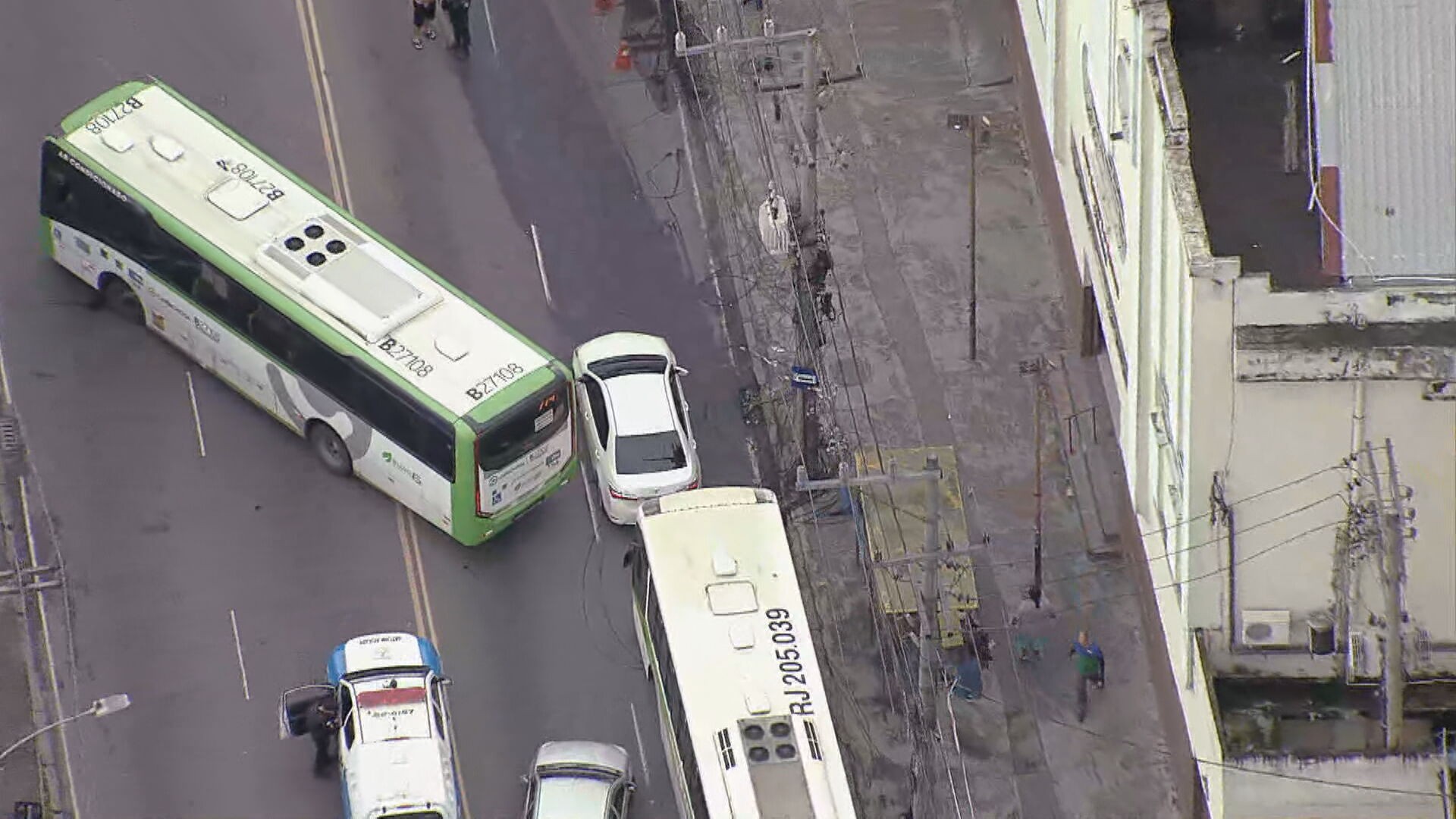 Ônibus são usados como barricada em Irajá após PM anunciar ocupação no Complexo da Serrinha