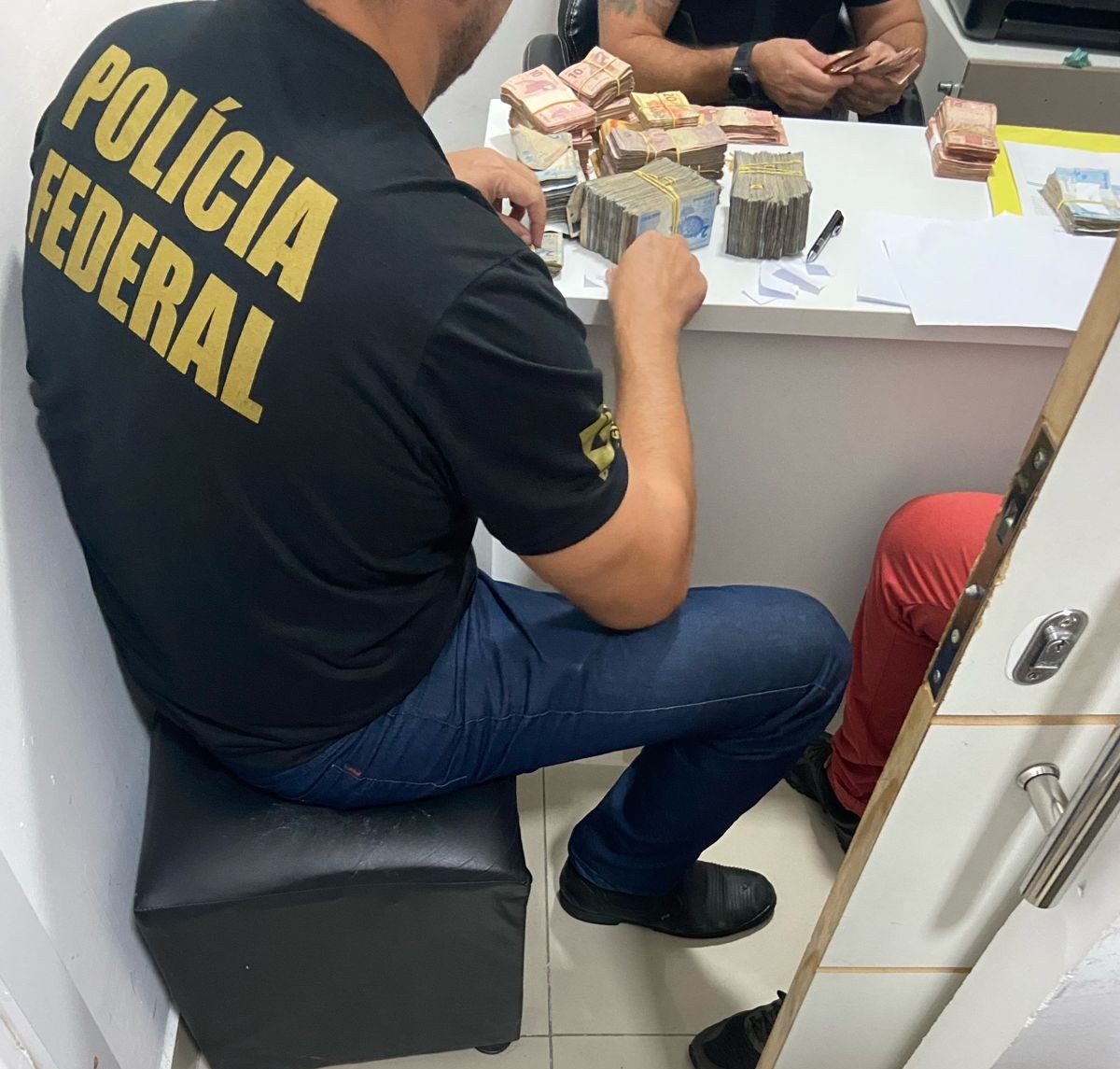 Polícia Federal cumpre mandados contra crimes de contrabando de eletrônicos e lavagem de dinheiro em lojas de Caruaru