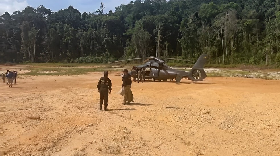 Coleta de amostras de ouro extraído ilegalmente da Terra Yanomami é feita pela Polícia Federal. — Foto: Comando Conjunto Ágata Fronteira Norte/Divulgação