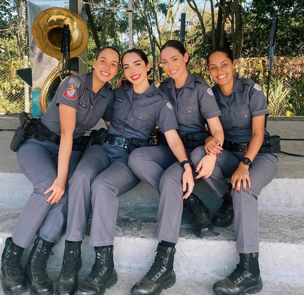 Letícia e colegas do curso de formação da Polícia Militar — Foto: Redes Sociais/Letícia De Brito