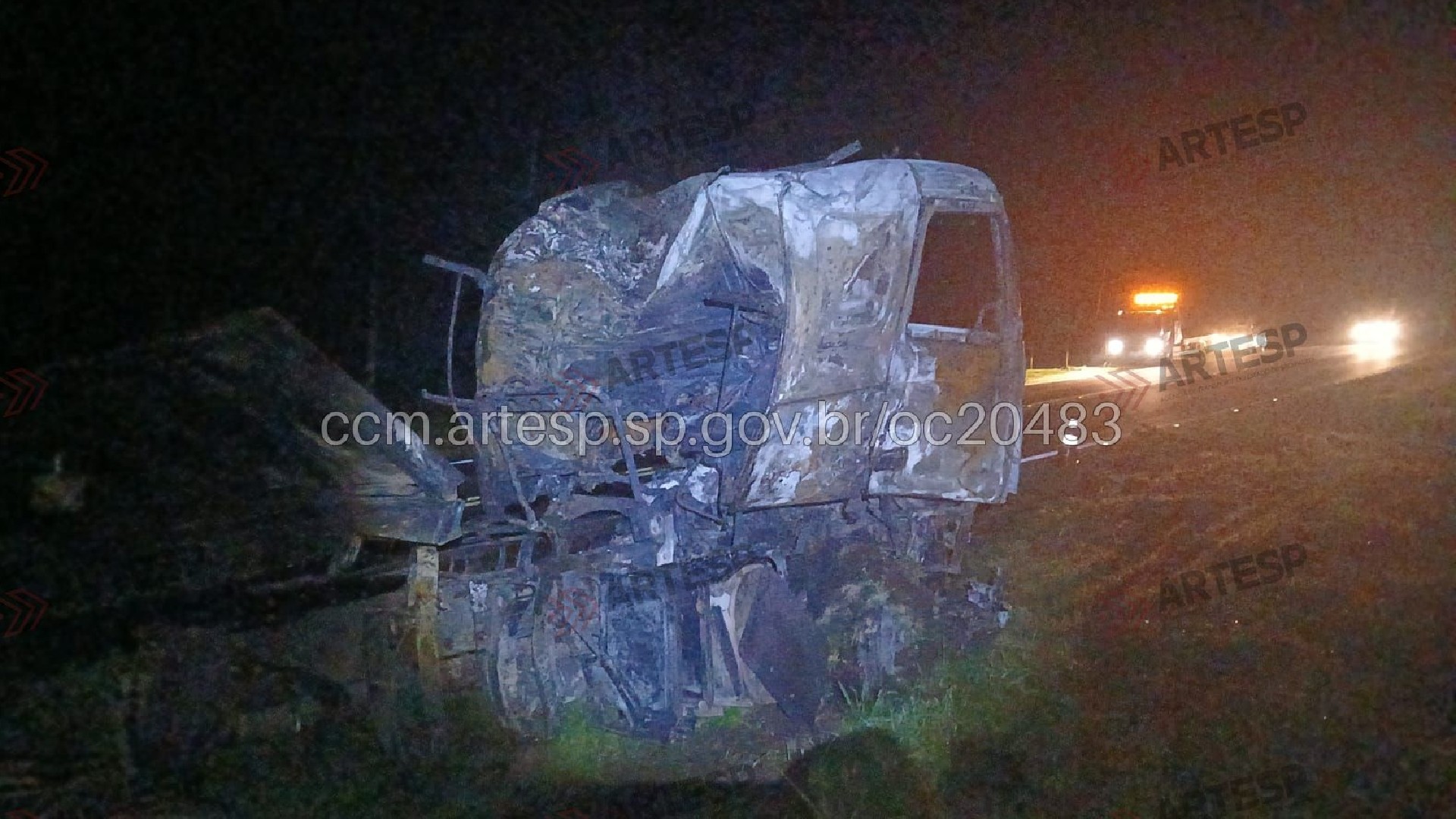 Carreta carregada com MDF tomba, pega fogo e interdita trecho da SP-304 em Santa Maria da Serra