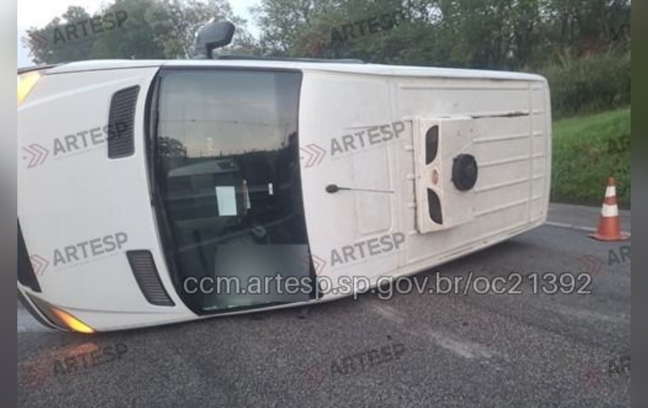 Motorista de van com mercadorias perde o controle da direção e tomba na SP-270 em Alambari