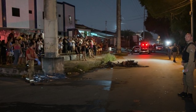 Moto pega fogo após acidente e duas pessoas morrem, em João Pessoa 