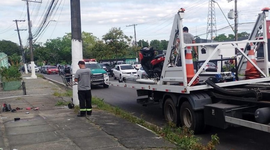 Motociclista morre em acidente na 'curva da morte' na avenida Efigênio Salles, em Manaus