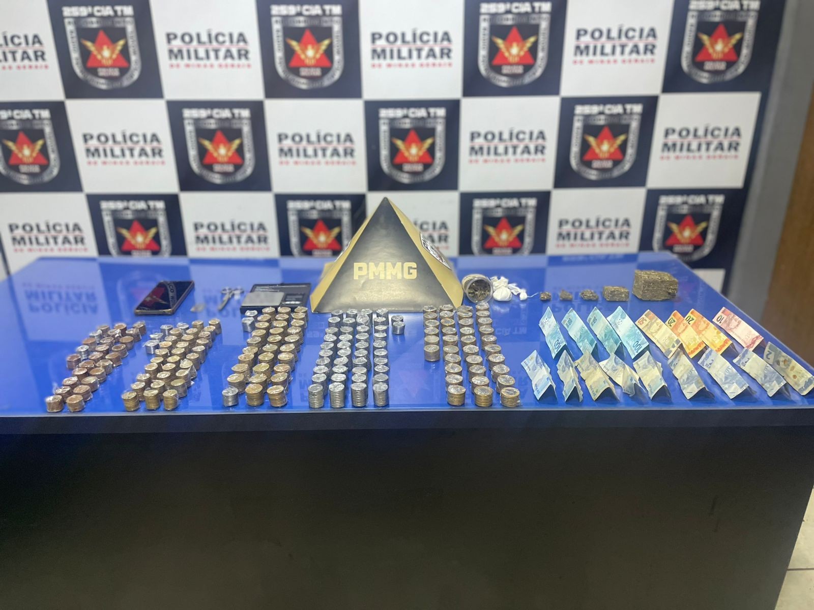 Denúncias sobre ponto de tráfico que tinha câmeras e olheiro resultam em prisões e apreensão de drogas em Pirapora