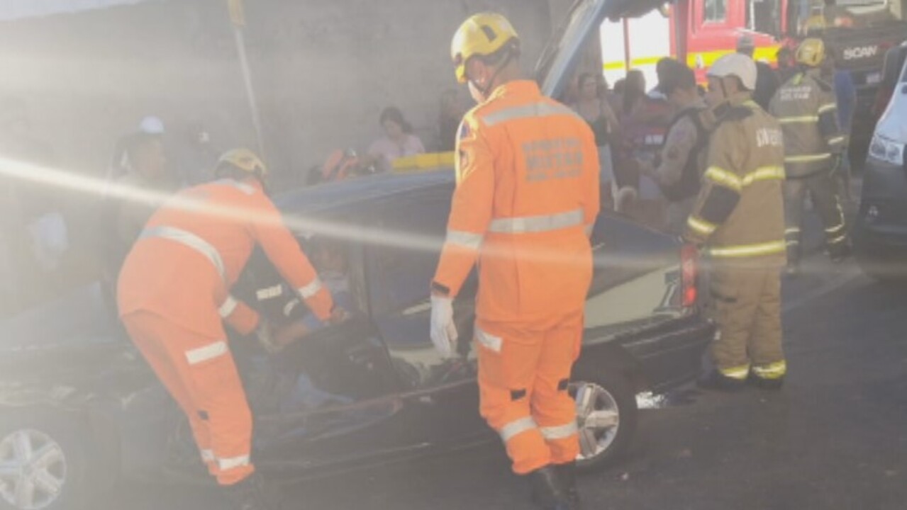 Idosa e motorista presos em acidente com ônibus