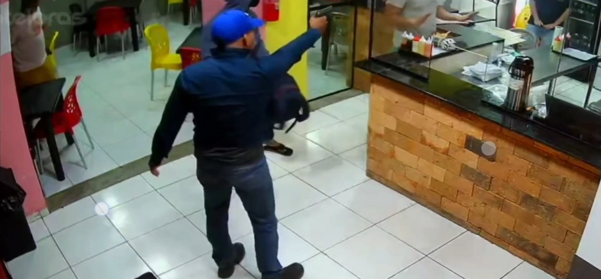 VÍDEO: Criminosos assaltam lanchonete em Maceió e agem com violência