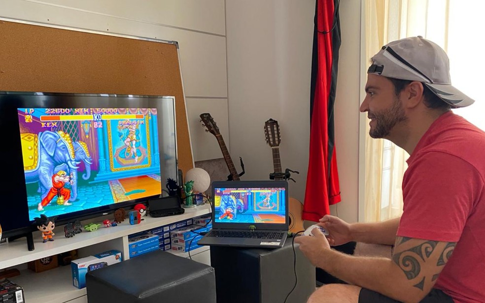 Empresário joga 'Street Fighter' e 'Super Mário' com projeção