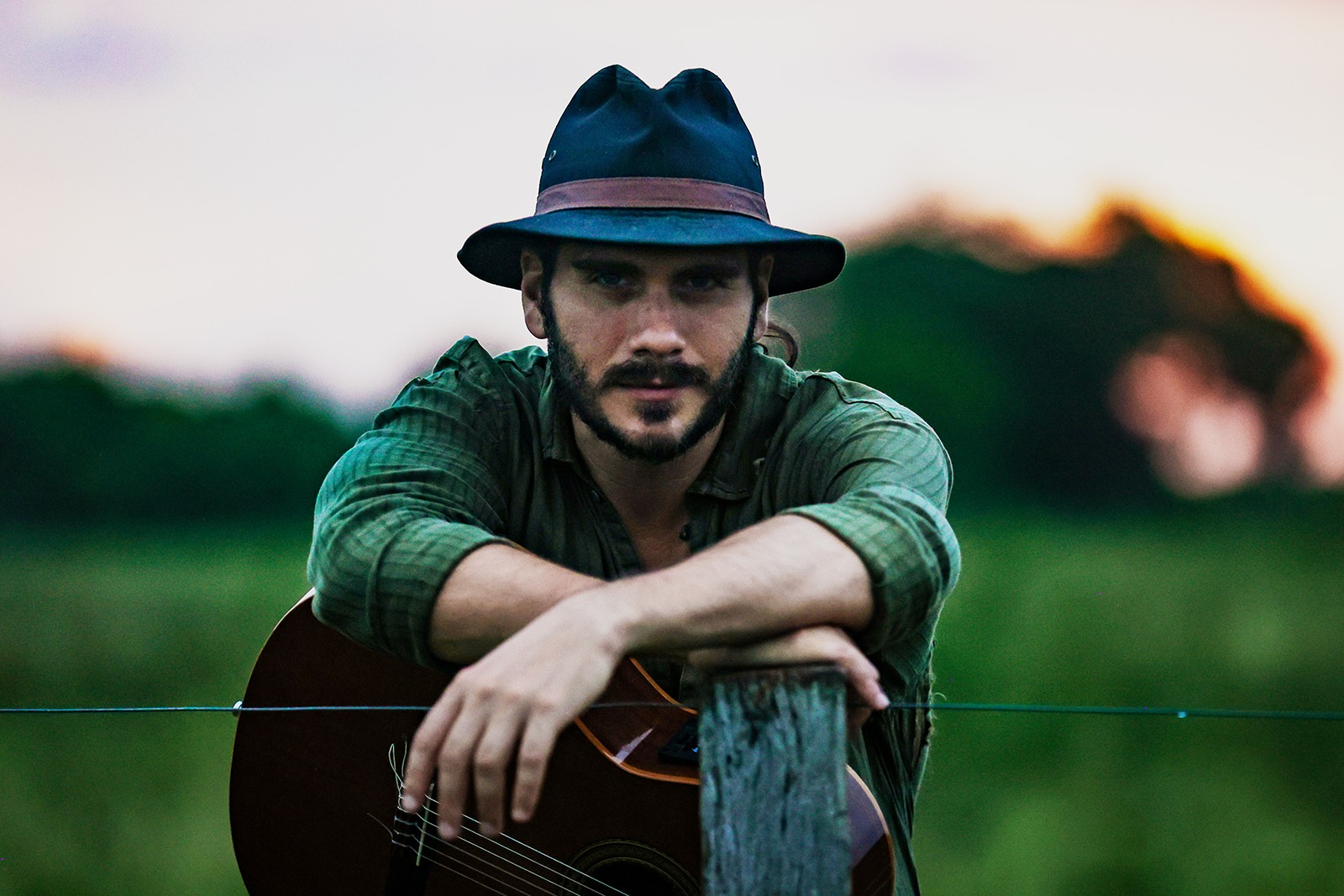 Gabriel Sater canta sucesso caipira de 1931, em feat com Jackson Antunes, no álbum autoral '25 anos de música'