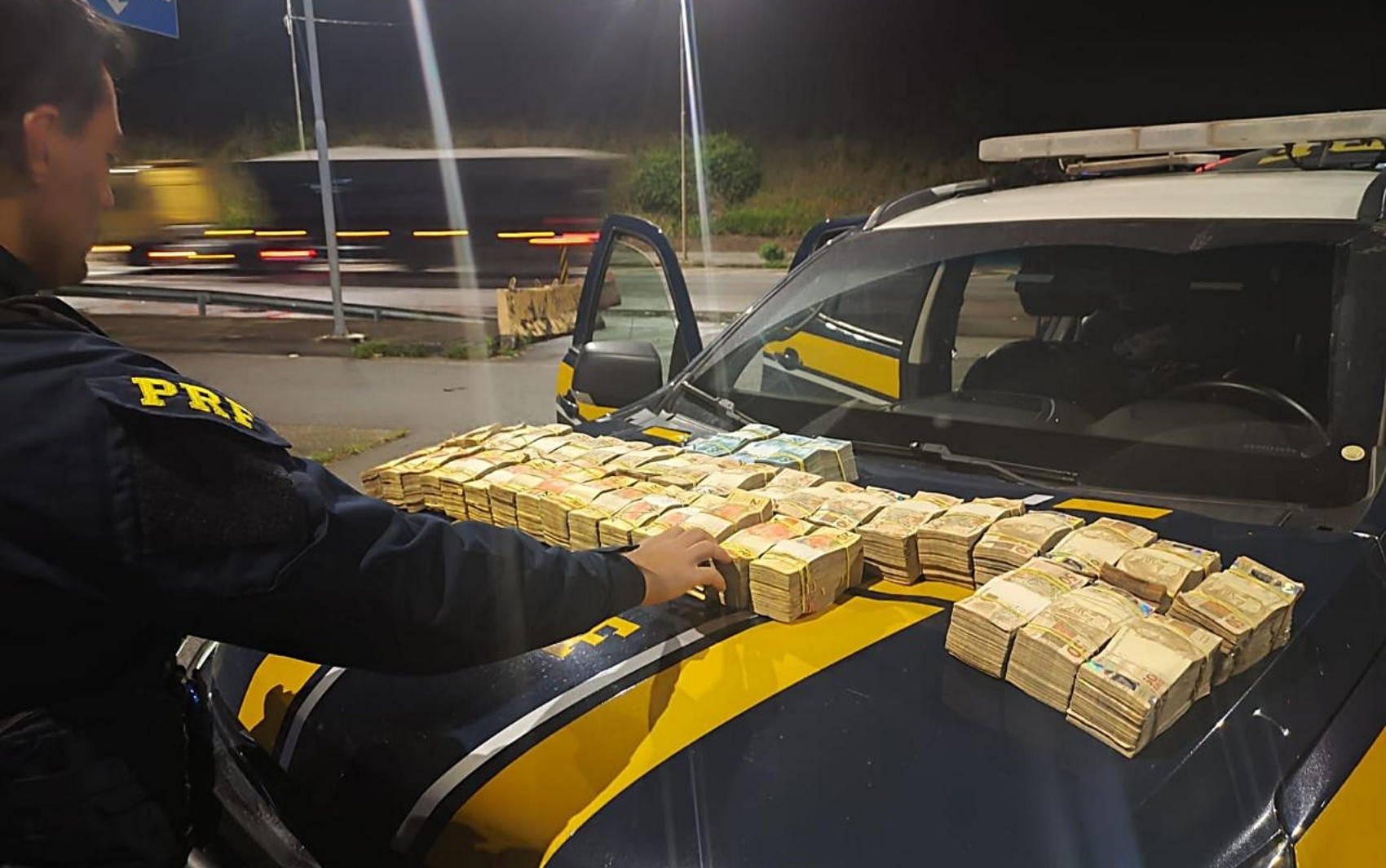 PRF apreende R$ 870,5 mil durante fiscalização na BR-381 em MG