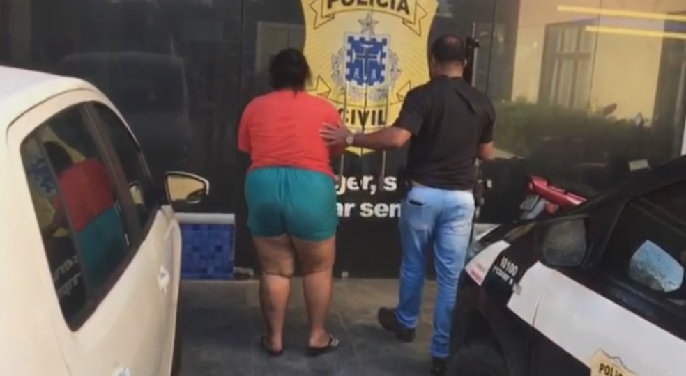 Mulher é presa suspeita de mandar matar três homens na frente de mercado no interior da Bahia — Foto: Reprodução/TV Subaé