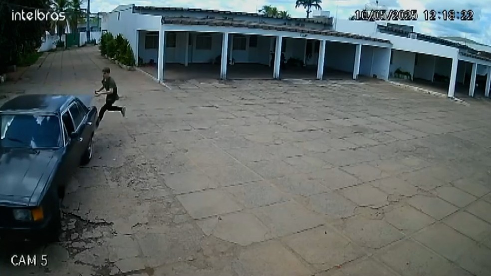 Câmera de segurança flagra momento que homem encontrado morto em carro entra em porta-malas na Bahia — Foto: Reprodução/Redes Sociais