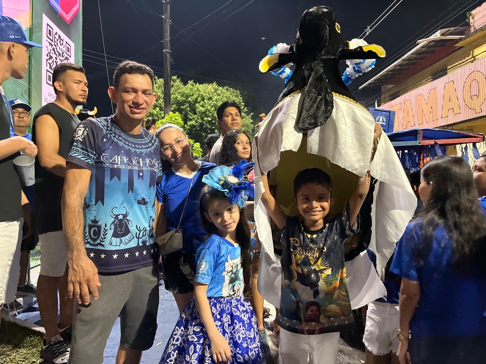 Torcedores do Caprichoso no festejo de Boi de Rua em Parintins — Foto: Daniel Landazuri, g1 AM