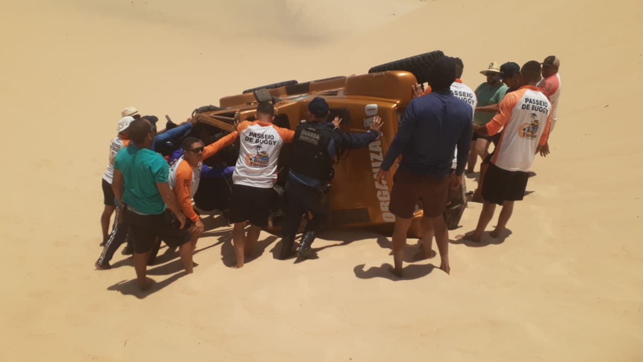 Jipe capota nas dunas da praia de Canoa Quebrada e deixa feridos, no Ceará