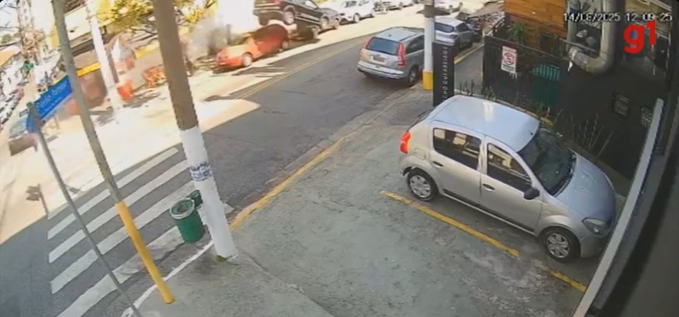 Caminhonete 'voa' em alta velocidade e faz 'strike' ao atingir outros 10 veículos — Foto: Reprodução/TV Globo