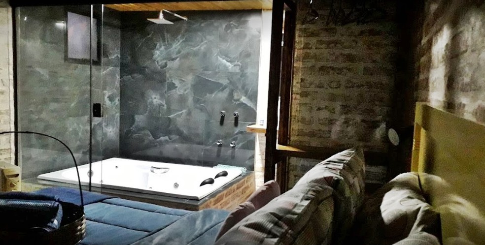 Aquecedor de banheira estava ligado quando casal foi encontrado morto em chalé de Monte Verde, aponta BO — Foto: Chalé Aroma de Jasmim