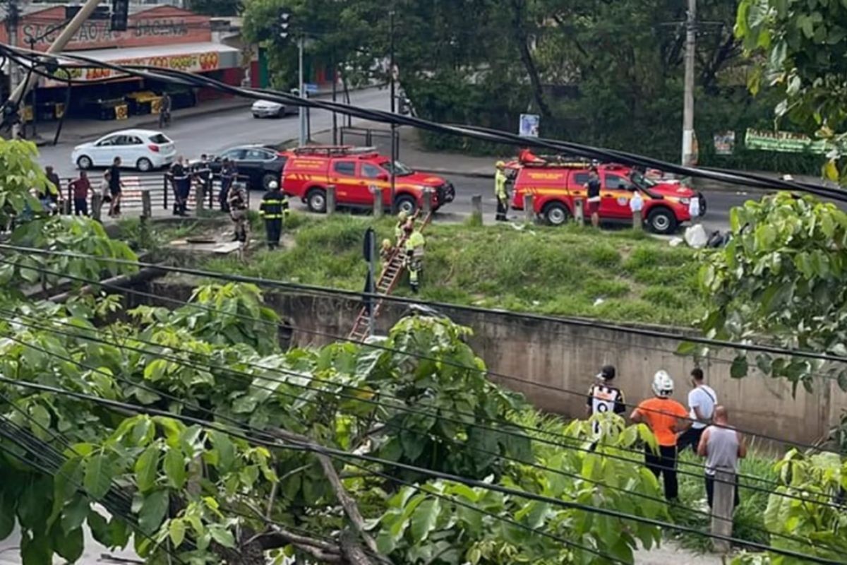 Idoso de 82 anos morre após carro cair em córrego no bairro Serrano, em BH