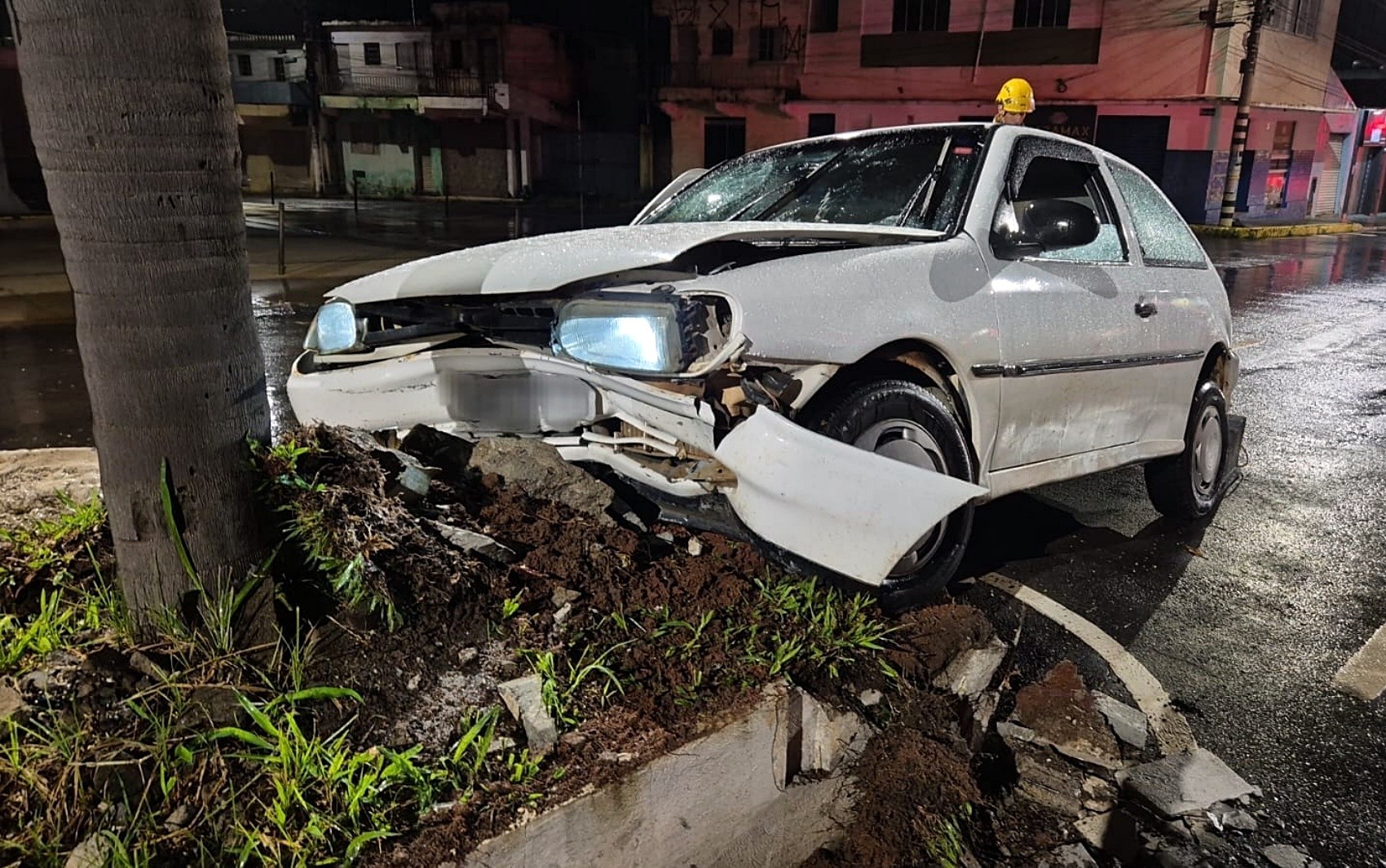 Mulher fica ferida após carro bater em canteiro central em Alfenas; veja outras ocorrências