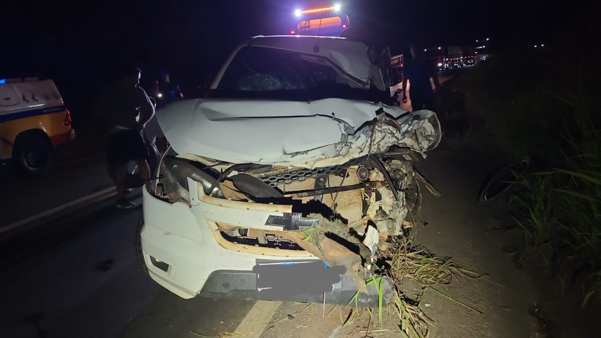 Motorista de caminhonete morre ao invadir contramão e bater de frente com caminhão em MG