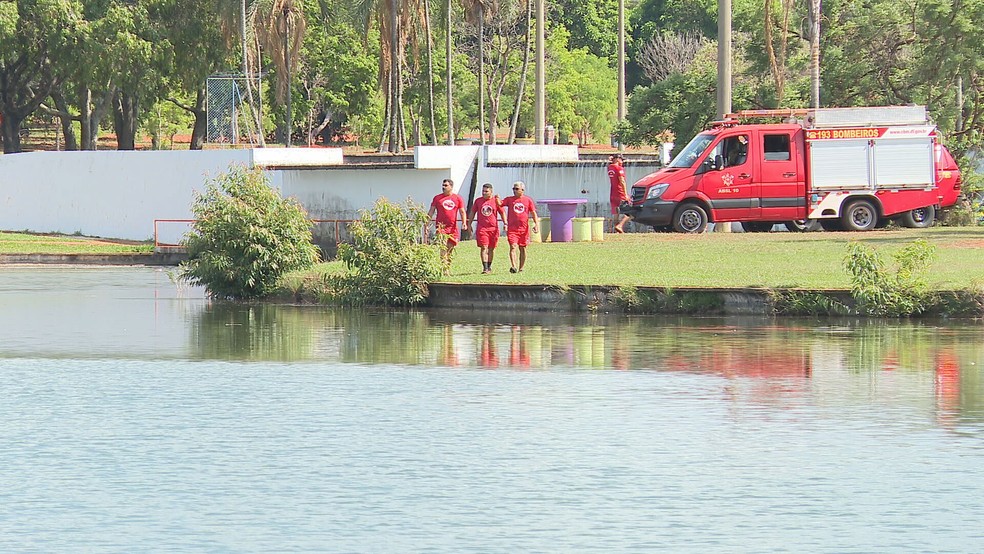 Corpo de Bombeiros encontra corpo boiando em lago no Parque da Cidade, em Brasília — Foto: TV Globo/Reprodução