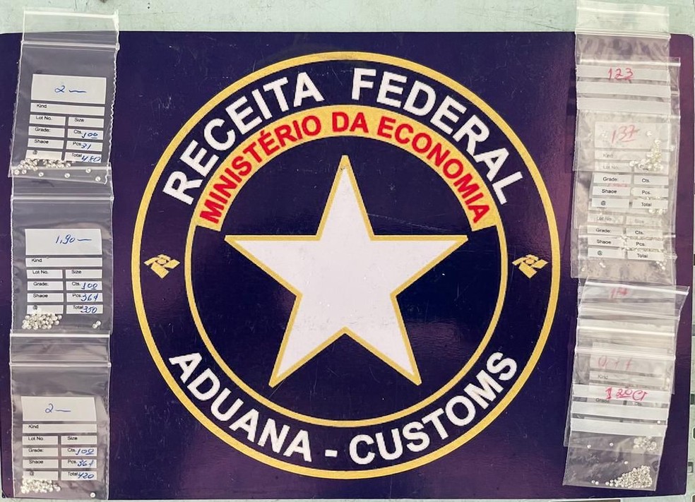 Receita Federal apreendeu 200 gramas de diamantes em encomendas postais, durante fiscalização no Terminal de Cargas do Aeroporto de Fortaleza. — Foto: Receita Federal/ Divulgação 