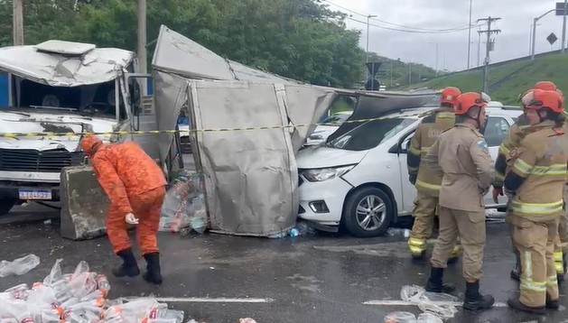 Homem fica ferido em colisão entre caminhão e carro na Transolímpica, na Zona Oeste