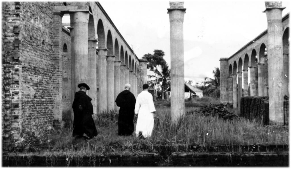 Catedral Nossa Senhora de Nazaré - Rio Branco - Acre - 1956 - padre Thiago Mattioli, padre Paulo Gabrielli e padre André Ficarelli vistoriando as obras de construção