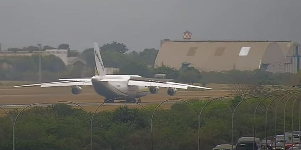O cargueiro Antonov AN-124 ao pousar no Aeroporto Internacional do Galeão — Foto: Aviation TV/Reprodução
