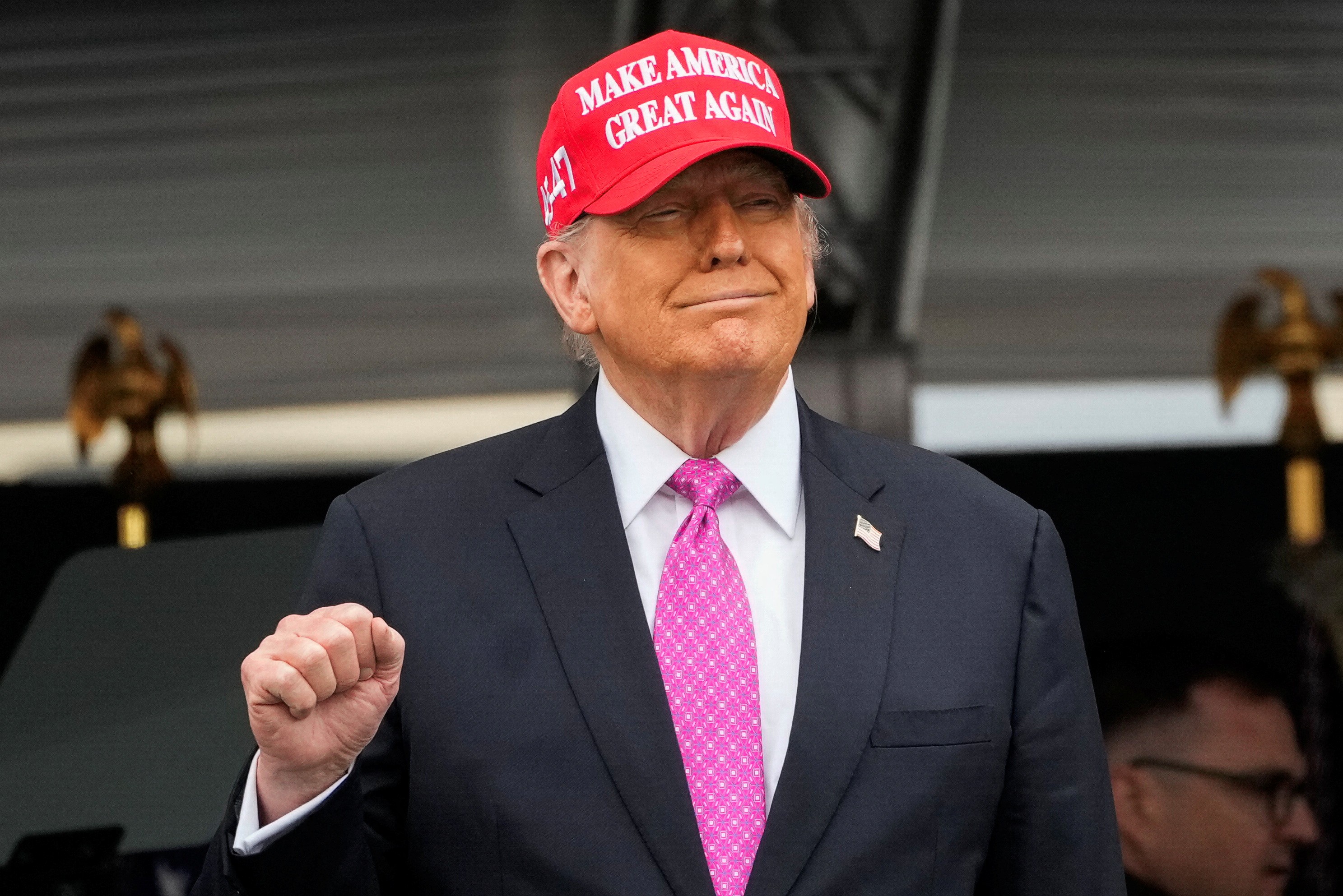 Trump fala em 'mudança de regime' no Irã e usa slogan 'MIGA' (Make Iran Great Again)
