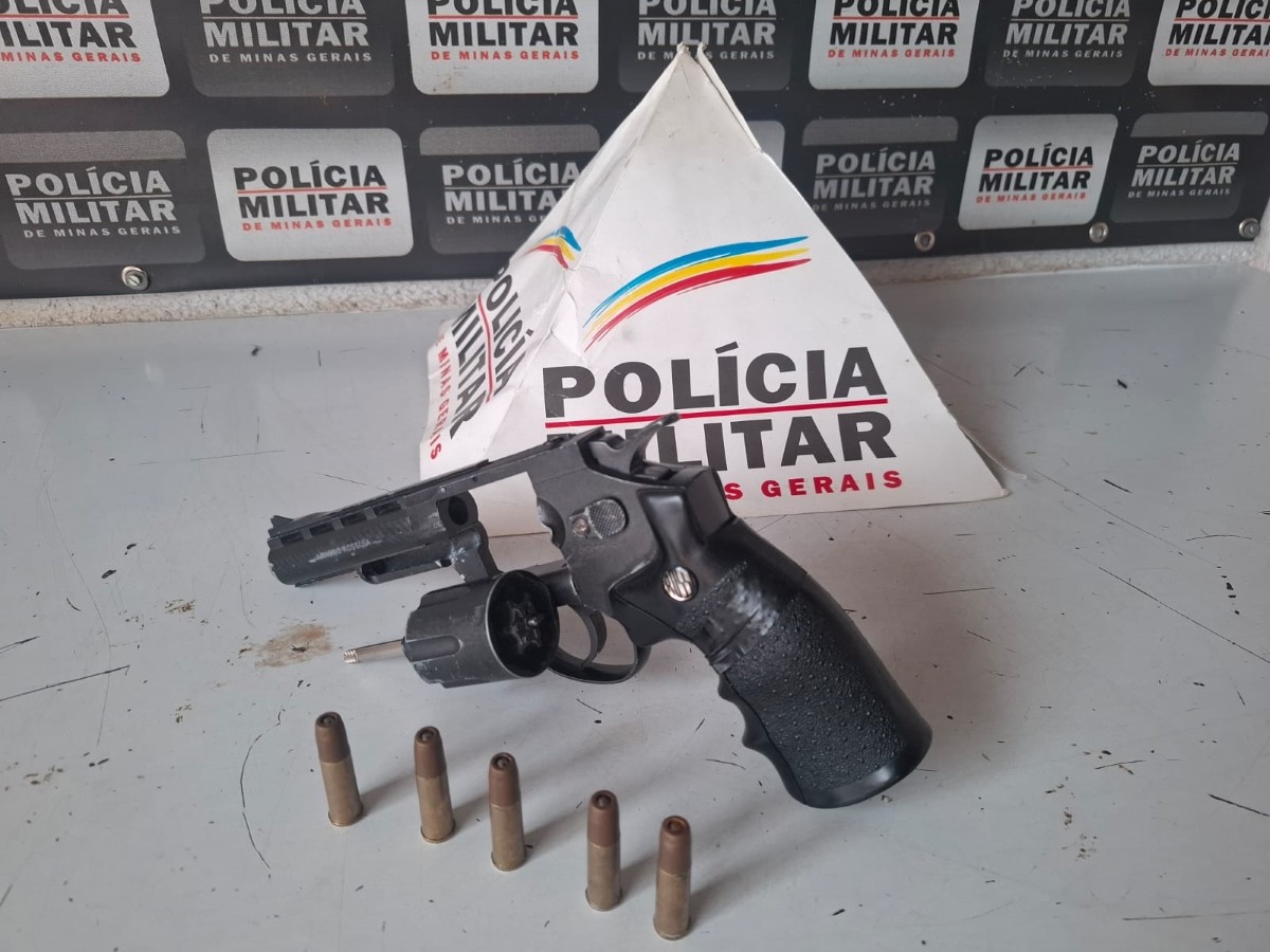 Após discussão por ciúmes, foragido da Justiça agride a esposa e a filha dela em Divinópolis