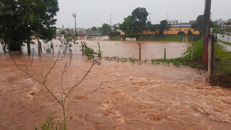 Rio Ernesto transbordou em Pitanga, no Paraná — Foto: Layne Santos/Imagem cedida