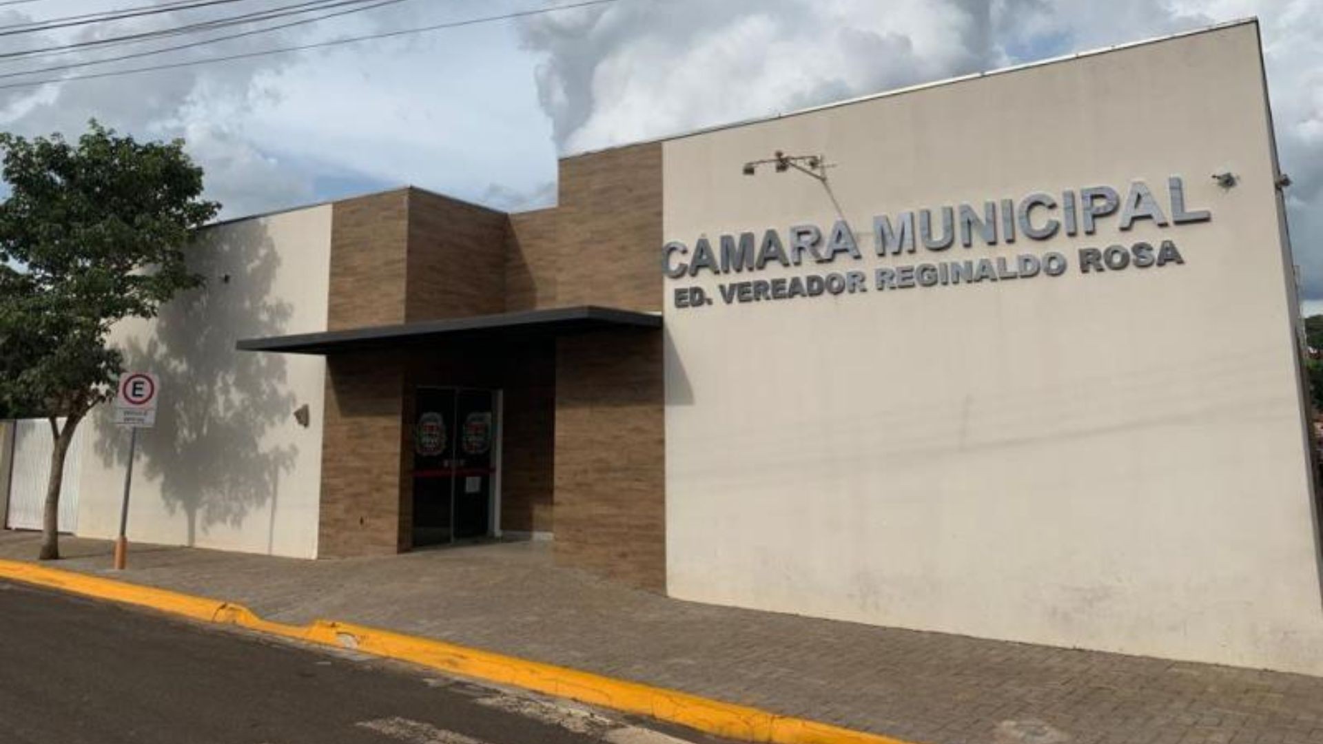Pardinho vota projeto que revoga lei contra nepotismo; proposta gera polêmica entre moradores