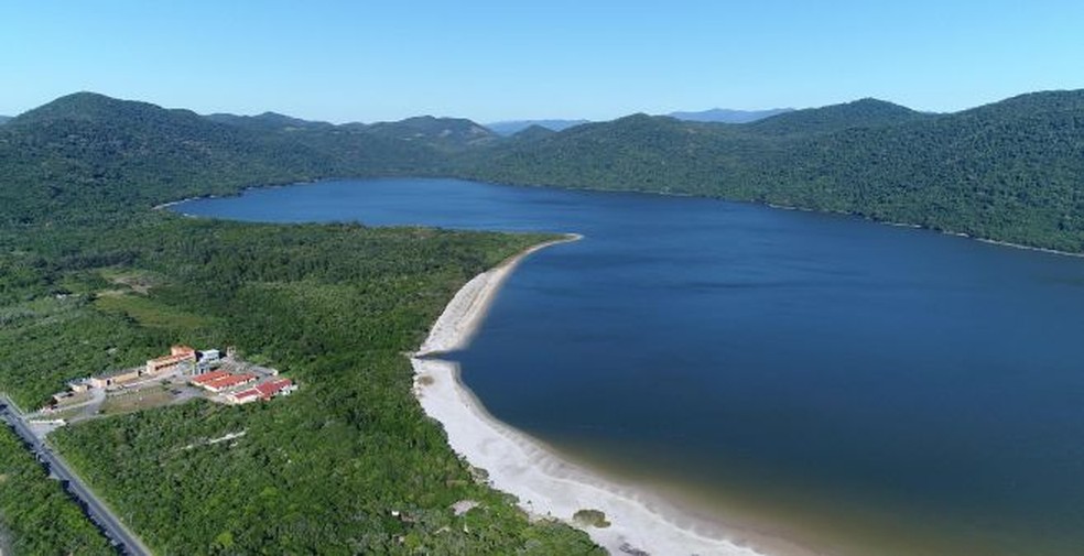 Vista aérea da Lagoa do Peri, no sul da Ilha de Florianópolis  — Foto: Casan/Divulgação