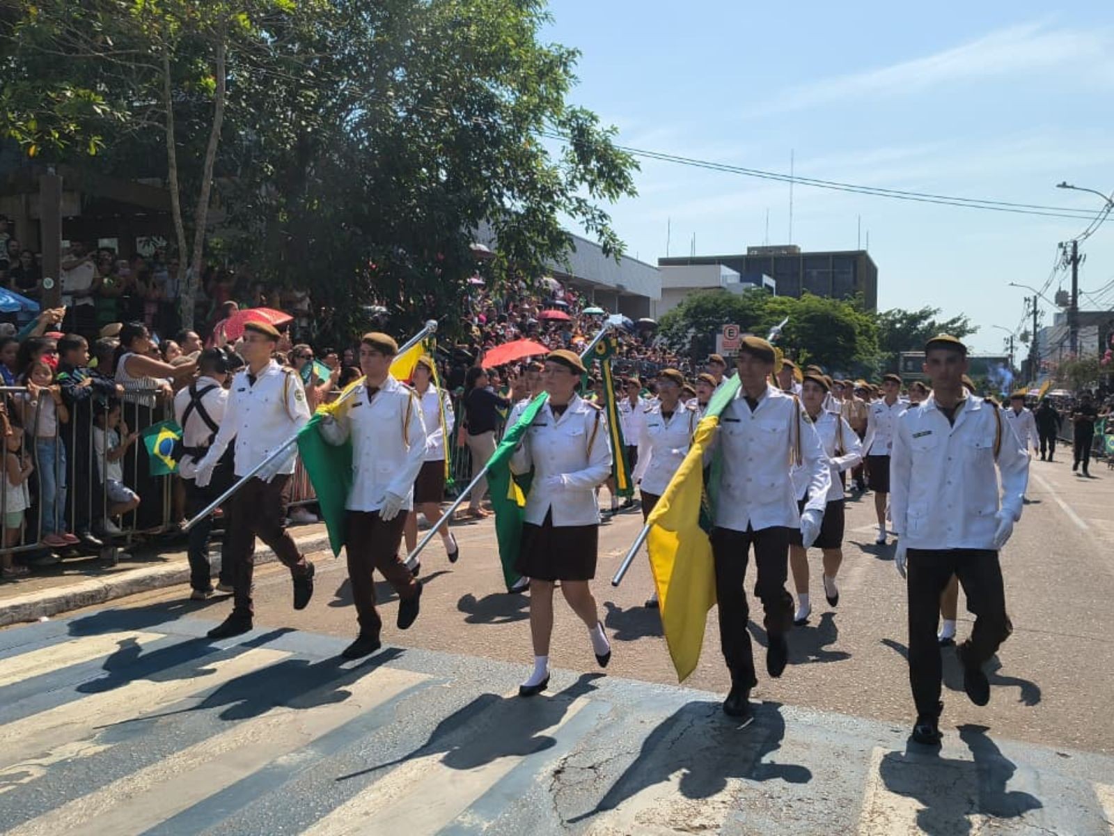 7 de Setembro: com mudança no percurso, desfile cívico reúne centenas de pessoas em Rio Branco
