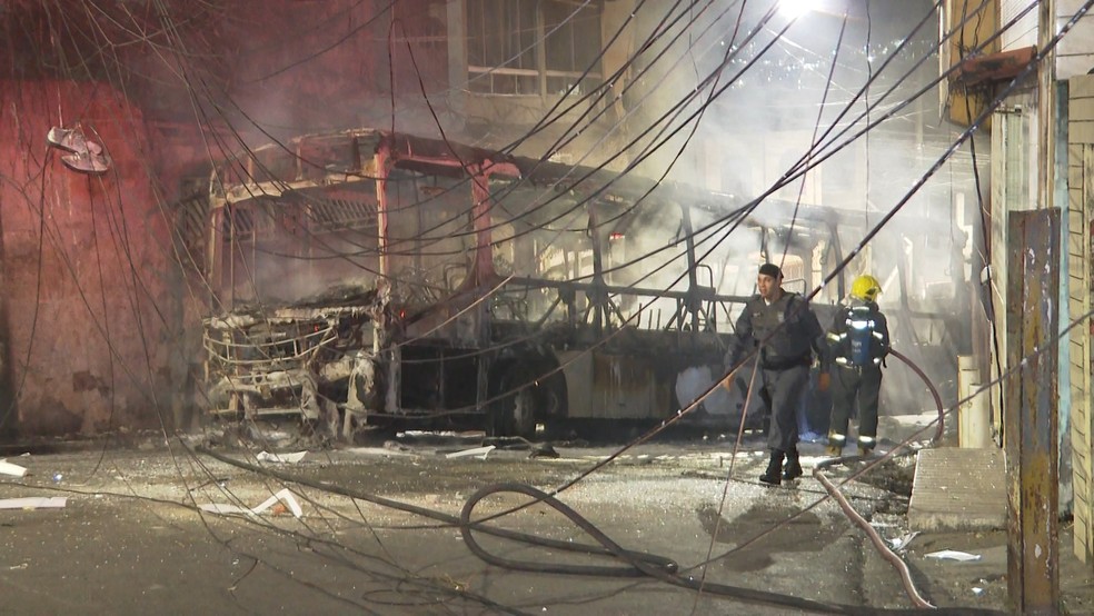 Ônibus da linha 182, do Sistema Transcol, foi alvo de criminosos no Bairro da Penha, em Vitória — Foto: Reprodução/ TV Gazeta