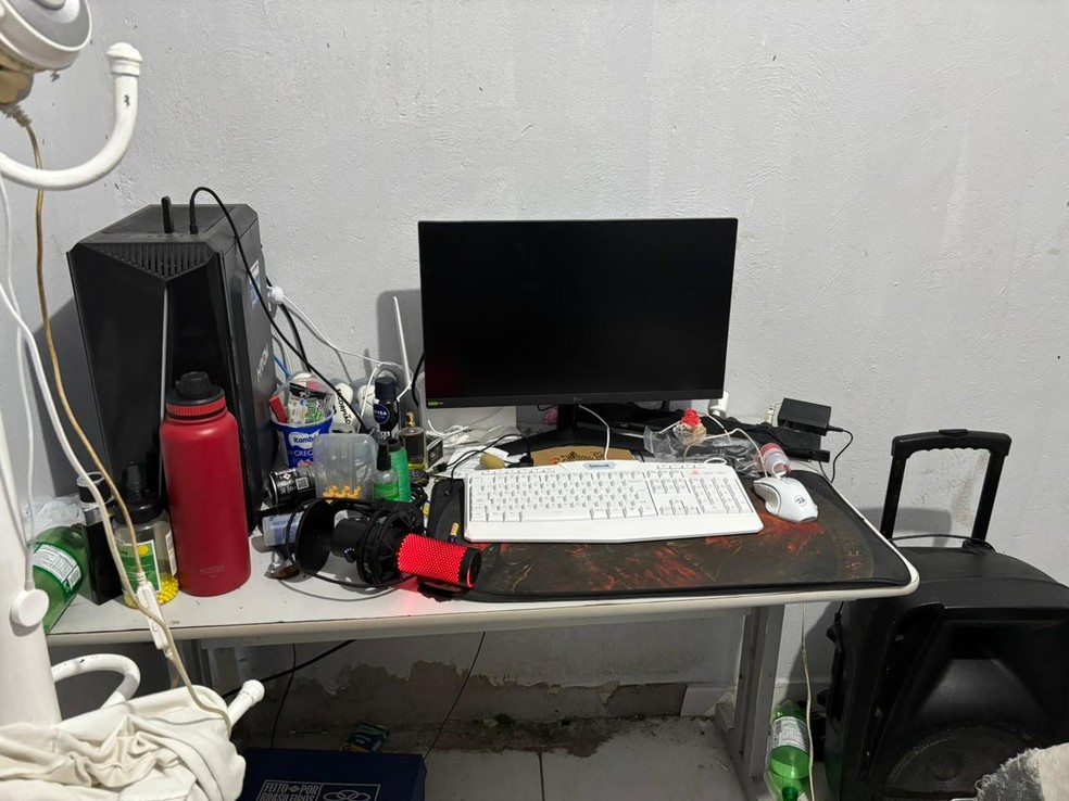Equipamentos utilizados pelo suspeito preso em Fortaleza, no Ceará. — Foto: PCDF/Divulgação