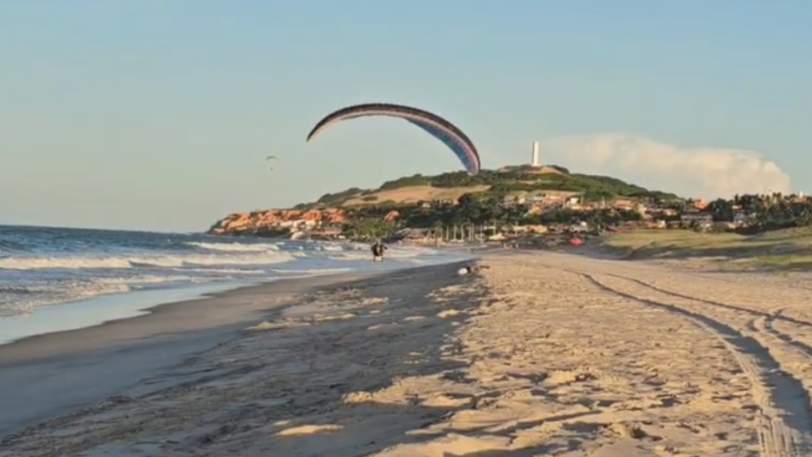 Piloto de paramotor perde controle e colide com solo em praia no Ceará; vídeo