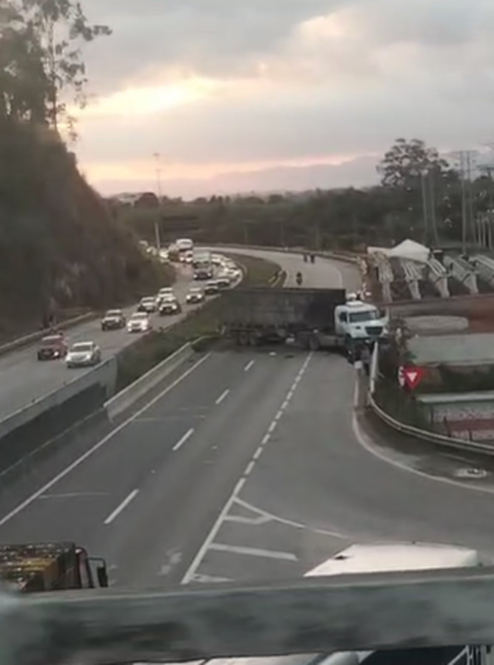 Acidente com caminhão interrompe trânsito na Dutra, em Queimados, no RJ — Foto: Reprodução
