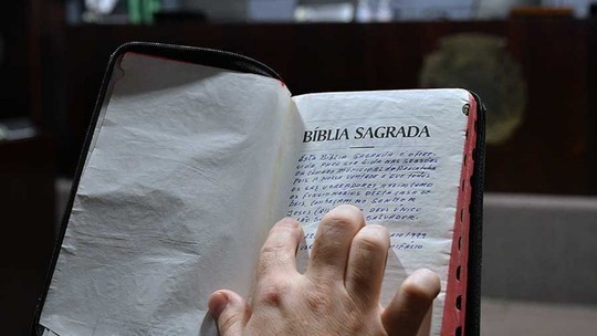 Justiça proíbe uso da frase 'sob a proteção de Deus' e leitura bíblica em sessões da Câmara de Araçatuba